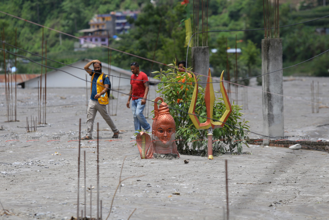 बाढीपछि बगर बनेको मेलम्ची (तस्बिरहरू)